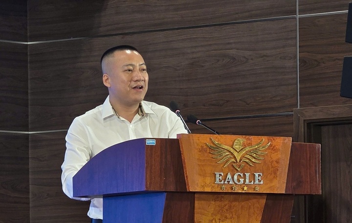 Ông Phạm Minh Thùy - Thư ký Chi hội Văn phòng đại diện và Phóng viên Thường trú tại tỉnh Hà Tĩnh trình bày tham luận. Ảnh: Trọng Tùng