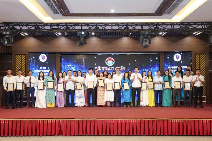Trao Giải Báo chí viết về gương người tốt, việc tốt cho các phóng viên, nhà báo. Ảnh: Trọng Tùng
