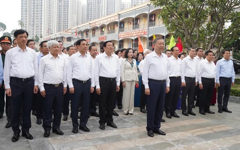 Trước giờ làm việc, Tổng Bí thư Tô Lâm và Đoàn công tác Trung ương đã thành kính dâng hương, dâng hoa tưởng niệm Chủ tịch Hồ Chí Minh - Ảnh: Thuận Văn
