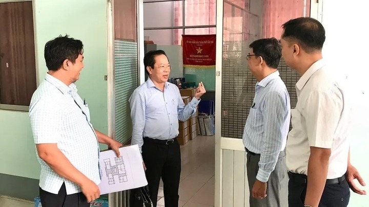 Đoàn công tác do Giám đốc Sở Nội vụ TP. Cần Thơ Châu Việt Tha (thứ 2 từ trái qua) dẫn đầu kiểm tra công tác chuẩn bị vận hành thử phường Ô Môn mới. (Ảnh: Nhẫn Nam)
