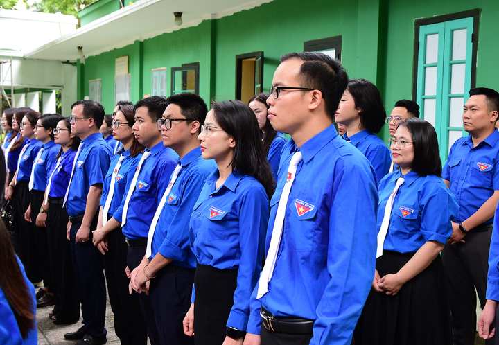Các nhà báo trẻ tiêu biểu tham dự lễ báo công - Ảnh: Mai Tùng