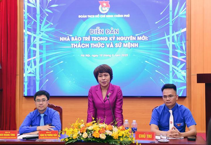 Bà Đặng Thị Phương Thảo - Phó Cục trưởng Cục Báo chí, Bộ Văn hoá Thể thao và Du lịch phát biểu tại diễn đàn - Ảnh: Đức Minh