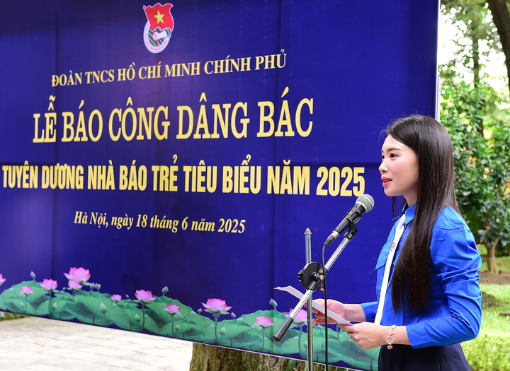 Biên tập viên Phạm Thị Điệp Anh - Ban Thời sự, Đài Truyền hình Việt Nam đại diện các nhà báo trẻ tiêu biểu phát biểu tại lễ báo công dâng Bác. Ảnh: Xuân Tùng