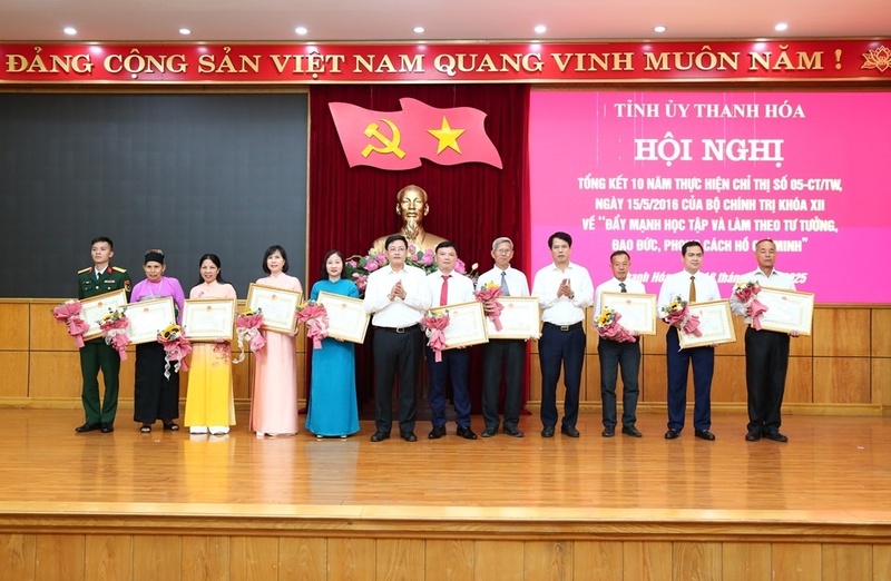 Trao thưởng cho các tập thể và cá nhân vì đã có thành tích xuất sắc trong học tập và làm theo tư tưởng, đạo đức, phong cách Hồ Chí Minh. Ảnh: Quốc Hương