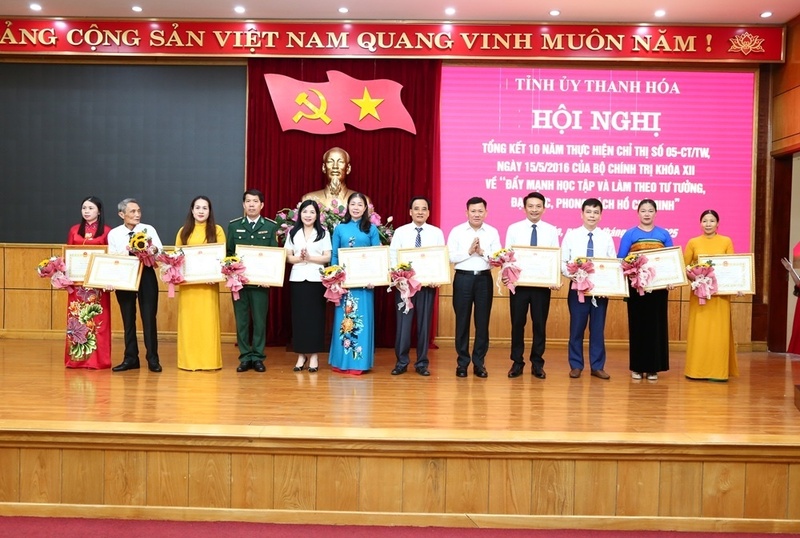 Lãnh đạo tỉnh trao tặng Bằng khen cho các tập thể và cá nhân vì đã có thành tích xuất sắc trong học tập và làm theo tư tưởng, đạo đức, phong cách Hồ Chí Minh, giai đoạn 2016 - 2025. Ảnh: Quốc Hương