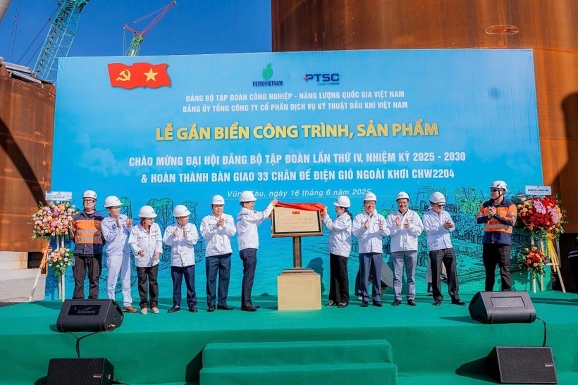Lãnh đạo Đảng uỷ Chính phủ, lãnh đạo Petrovietnam; đại diện chủ đầu tư Orsted (Đan Mạch) và đại diện lãnh đạo PTSC thực hiện ghi thức gắn biển công trình - Ảnh: Petrovietnam