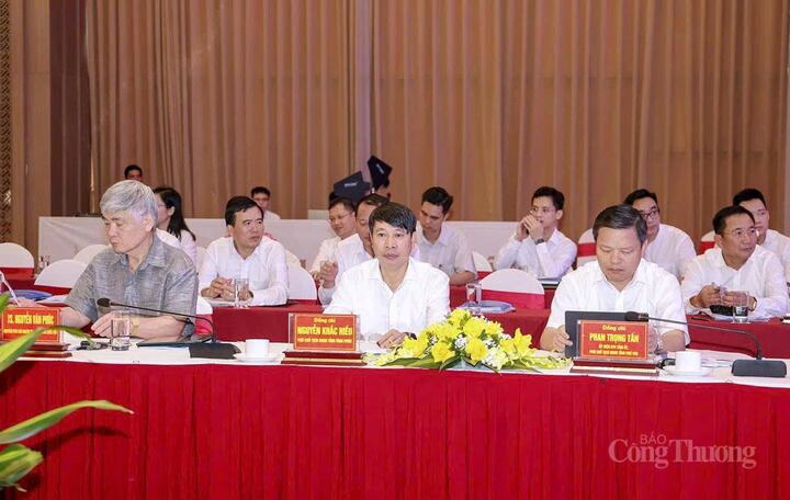 Hội thảo lấy ý kiến góp ý vào dự thảo văn kiện trình đại hội Đảng bộ tỉnh Phú Thọ (sau hợp nhất) lĩnh vực kinh tế- xã hội. Ảnh CTV