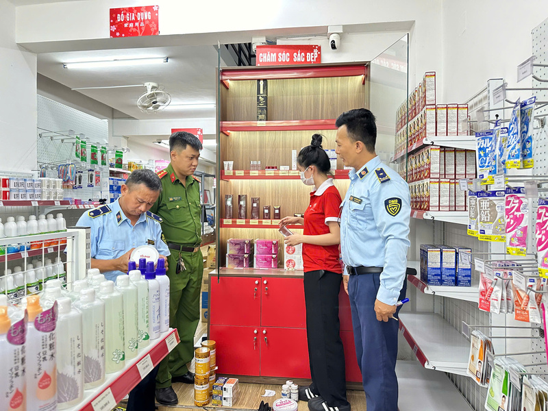 Lực lượng quản lý thị trường kiểm tra hộ kinh doanh Daisy Mart (Ảnh: Quản lý thị trường Đà Nẵng)