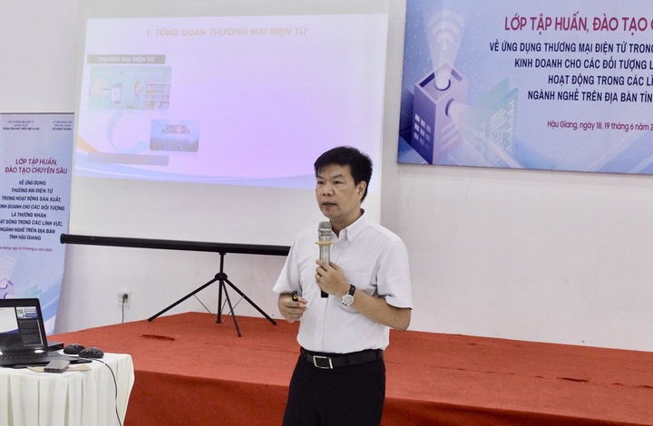 Ông Nguyễn Hữu Tuấn, Giám đốc Trung tâm Phát triển Thương mại điện tử và Công nghệ số (eComDX), Cục Thương mại điện tử và Kinh tế số (Bộ Công Thương) chia sẻ những điểm mới trong khung pháp lý thương mại điện tử. Ảnh: Cục Thương mại điện tử và Kinh tế số