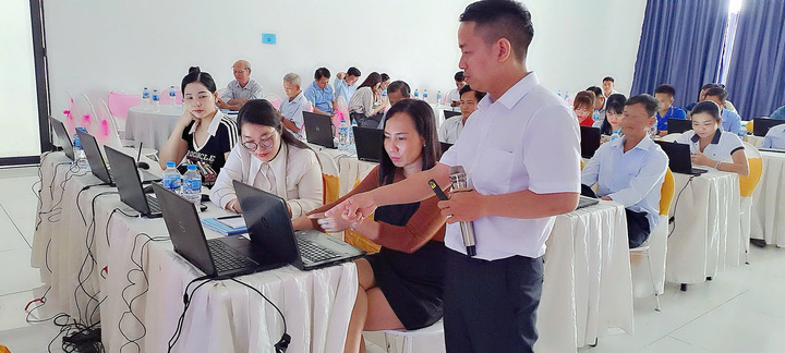 Các chuyên gia từ eComDX đã “cầm tay chỉ việc” hướng dẫn học viên đưa đặc sản địa phương lên sàn thương mại điện tử như Shopee, Lazada, TikTok Shop... Ảnh: Cục Thương mại điện tử và Kinh tế số