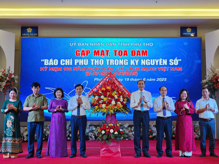 Phó Bí thư Thường trực Tỉnh ủy Phú Thọ - Phùng Khánh Tài, Giám đốc Sở Văn hóa, Thể thao và Du lịch - Nguyễn Đắc Thủy tặng hoa chúc mừng đại diện các cơ quan báo chí đại diện, thường trú tại tỉnh. Ảnh: Thu Thủy