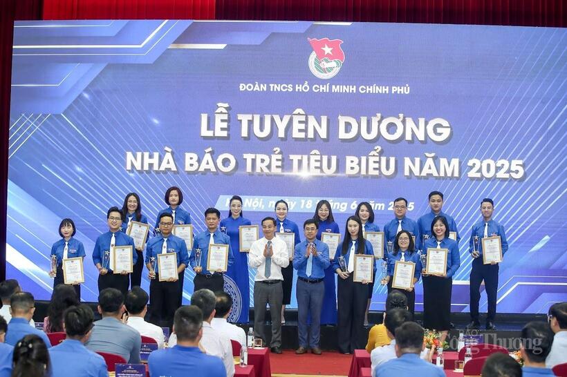 Các nhà báo trẻ được tuyên dương. Ảnh: Nam Nguyễn