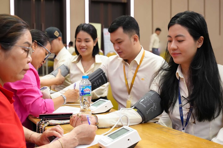 Cán bộ nhân viên THACO khám sức khỏe trước khi hiến máu