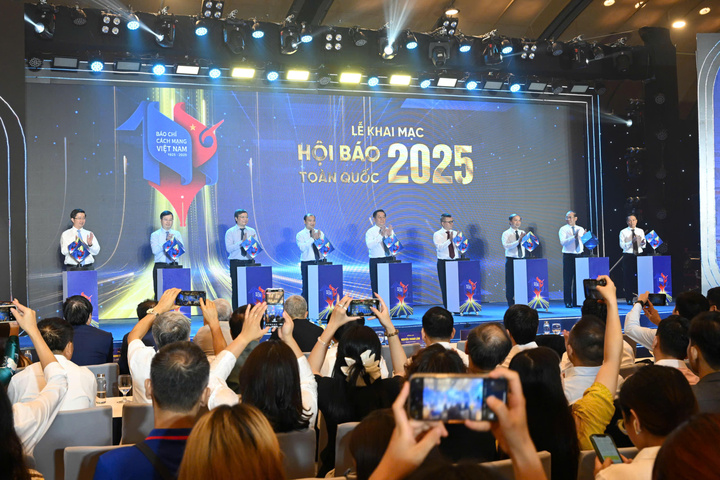 Các đạo biểu thực hiện nghi thức Khai mạc Hội Báo toàn quốc 2025. Ảnh: Cấn Dũng