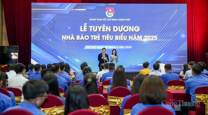 Lễ tuyên dương "Nhà báo trẻ tiêu biểu" năm 2025. Ảnh: Nam Nguyễn