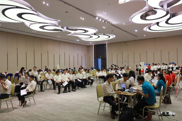 Đông đảo cán bộ nhân viên THACO và các Tập đoàn thành viên tham gia hiến máu tình nguyện.