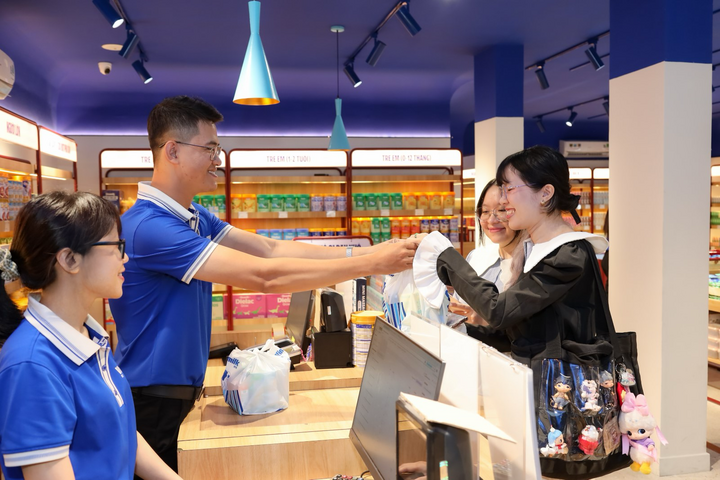 Đổi mới ấn tượng, “bắt sóng” giới trẻ, Vinamilk được nhóm khách hàng trẻ chú ý và yêu thích (Ảnh: Nguyên Phương).