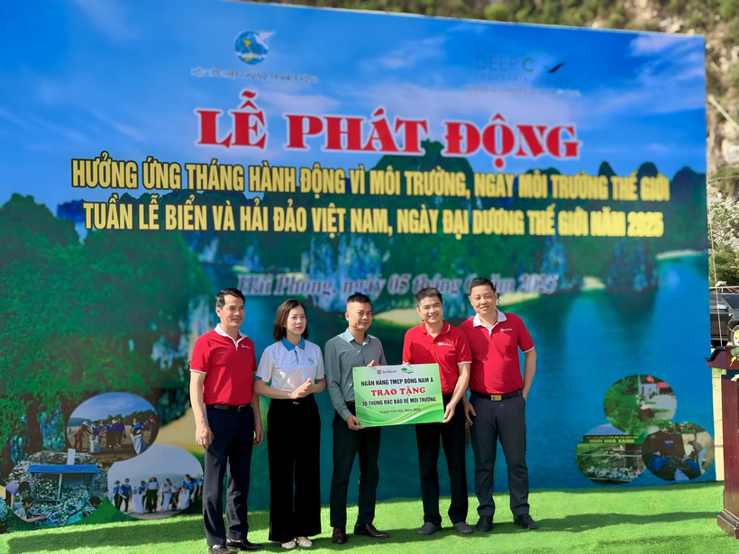 Đại diện SeABAnk trao tặng 30 thùng rác bảo vệ môi trường
