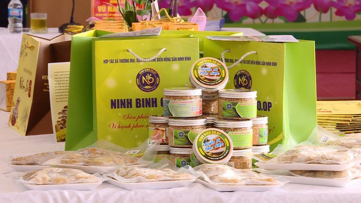 Sản phẩm OCOP không chỉ là hàng hóa, mà còn trở thành món quà mang đậm dấu ấn địa phương, góp phần nâng tầm thương hiệu vùng đất Cố đô. Ảnh Ngô Mai