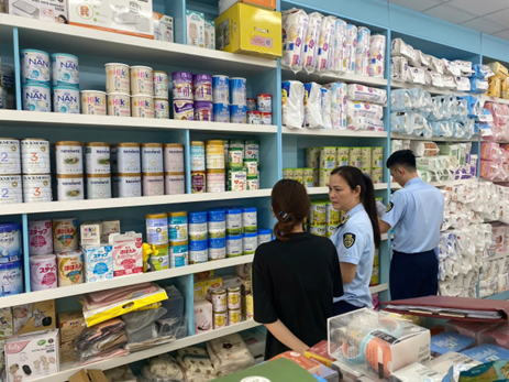 Lực lượng Quản lý thị trường tỉnh Hưng Yên kiểm tra tại các cơ sở kinh doanh