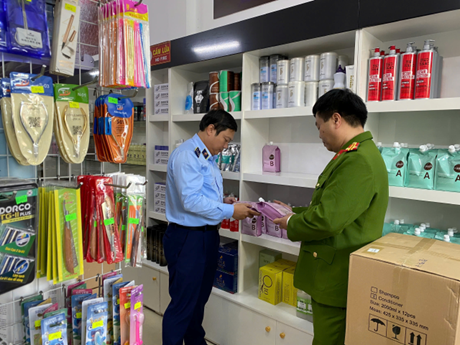 Lực lượng Quản lý thị trường tỉnh Hưng Yên kiểm tra tại các cơ sở kinh doanh