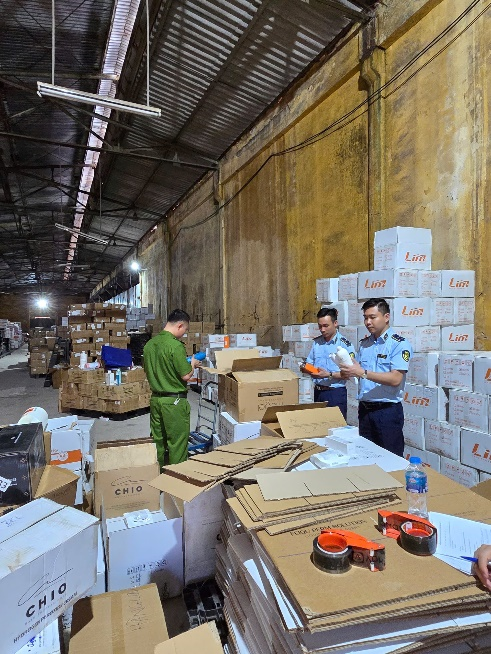 Đội Quản lý thị trường số 1 liên tiếp phát hiện nhiều cơ sở kinh doanh hàng hóa giả mạo nhãn hiệu đang được bảo hộ tại Việt Nam, hàng hóa không rõ nguồn gốc, xuất xứ.