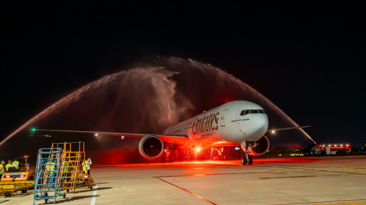 Chuyến bay đầu tiên của Emirates tới Đà Nẵng được chào đón bằng nghi lễ phun nước