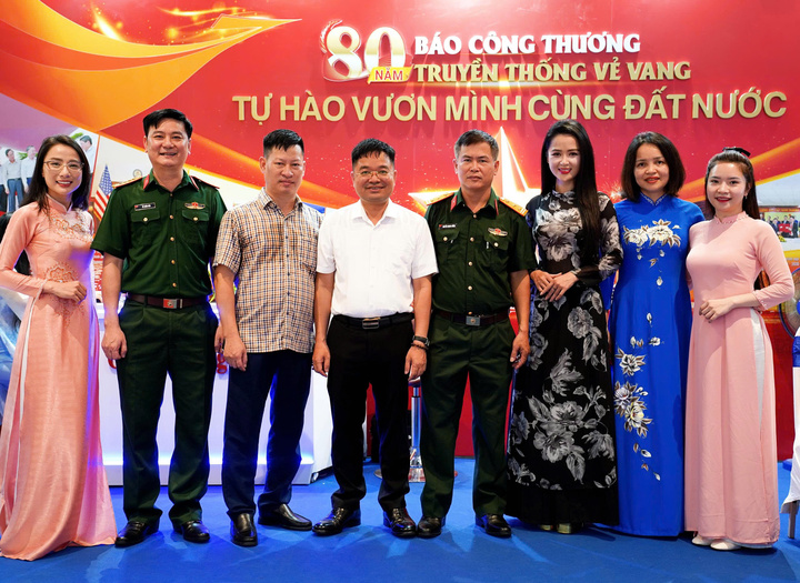 Các đại biểu tham quan gian trưng bày của Báo Công Thương. Ảnh: Cấn Dũng