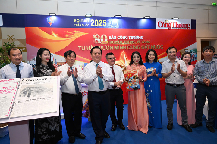 Đồng chí Nguyễn Trọng Nghĩa, đồng chí Lê Quốc Minh, đồng chí Lê Hải Bình và các đại biểu thăm gian trưng bày của Báo Công Thương