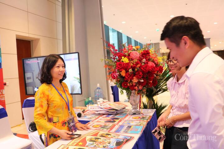 Khách tham quan ấn tượng với gian trưng bày Báo Công Thương - 1