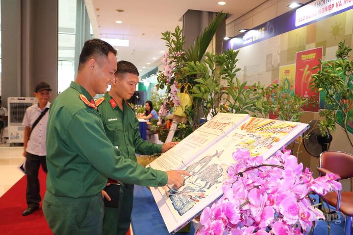Gian trưng bày của Báo Công Thương tại Hội Báo toàn quốc 2025 gây ấn tượng với khách tham quan