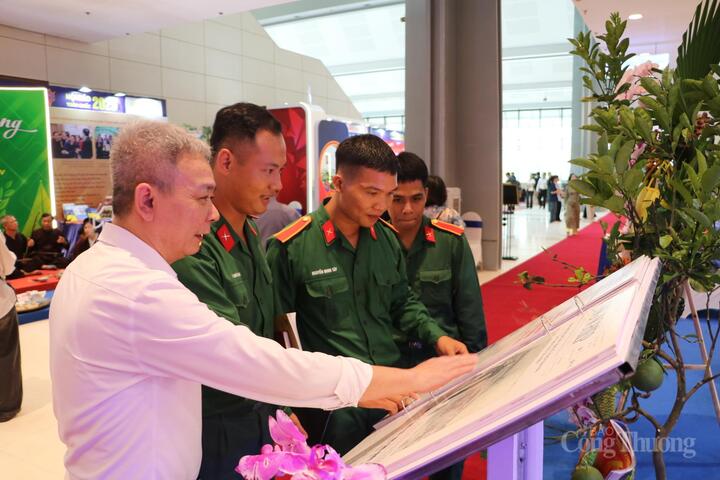 Khách tham quan ấn tượng với gian trưng bày Báo Công Thương - 6
