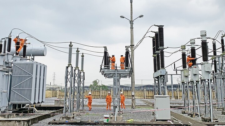 Công ty Điện lực Quảng Trị nỗ lực đảm bảo lưới điện mùa nắng nóng. Ảnh: PC Quảng Trị