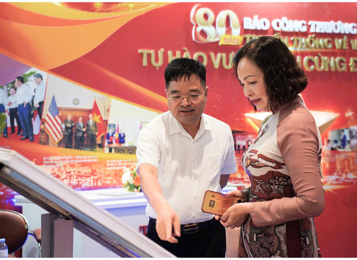 Tổng Biên tập Nguyễn Văn Minh giới thiệu với bạn đọc về lịch sử Báo Công Thương