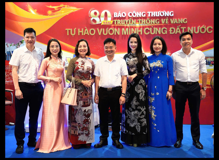 Bạn đọc chụp ảnh tại gian trưng bày Báo Công Thương