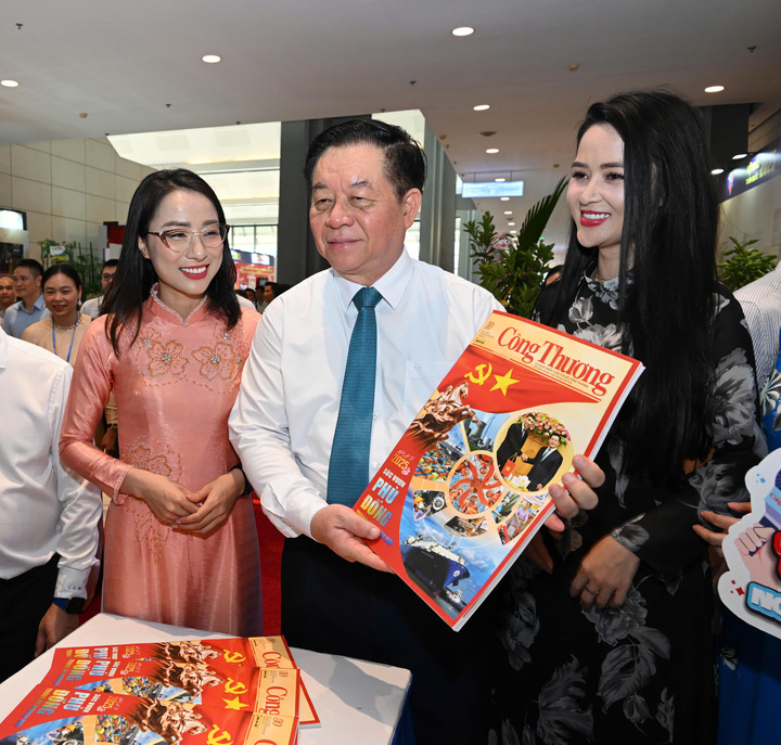 Đồng chí Nguyễn Trọng Nghĩa, Ủy viên Bộ Chính trị, Bí thư Trung ương Đảng, Trưởng Ban Tuyên giáo và Dân vận Trung ương thăm gian trưng bày của Báo Công Thương