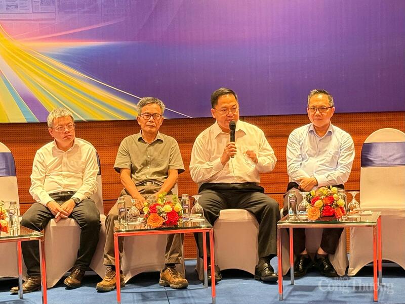 Các chuyên gia tham gia phiên thảo luận: Báo chí Việt Nam trong kỷ nguyên mới: Tầm nhìn kiến tạo không gian phát triển trong khuôn khổ diễn đàn