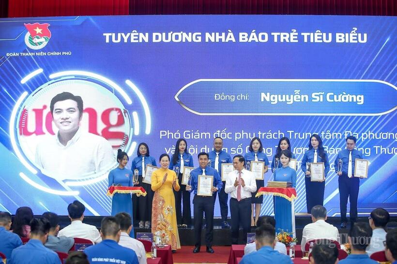 Nhà báo Nguyễn Sĩ Cường - Phó Giám đốc phụ trách Trung tâm Đa phương tiện và nội dung số Công Thương, Báo Công Thương được tuyên dương Nhà báo trẻ tiêu biểu năm 2025. Ảnh: Nam Nguyễn
