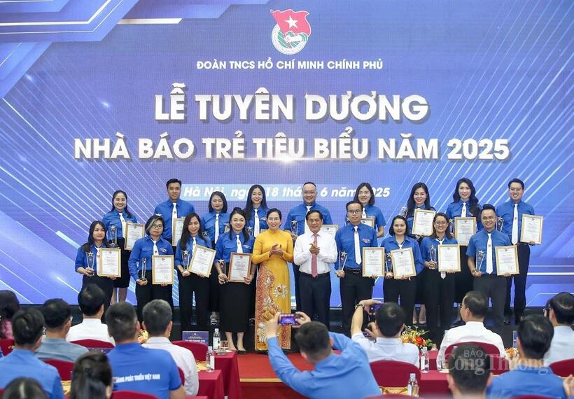 Các nhà báo trẻ tiêu biểu được tuyên dương. Ảnh: Nam Nguyễn