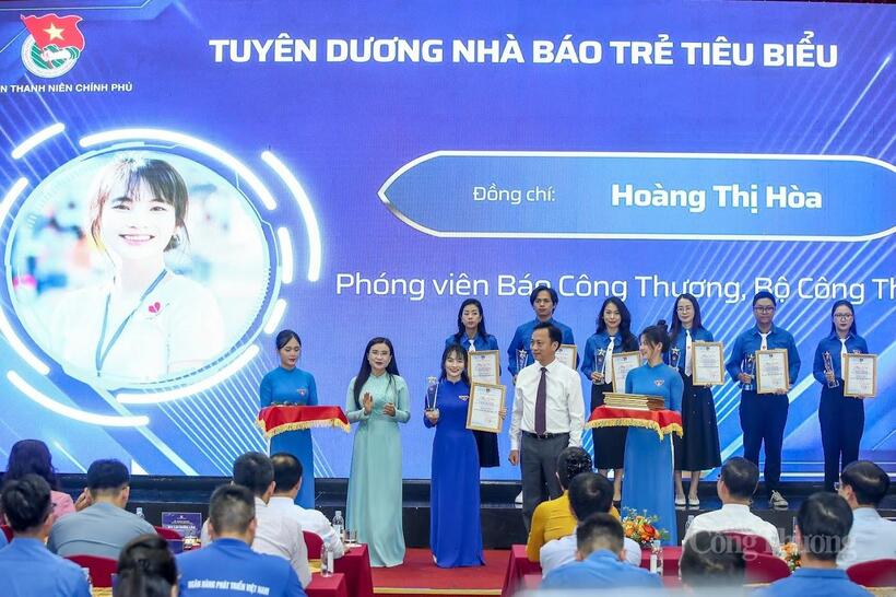 Nhà báo Hoàng Thị Hòa - Báo Công Thương được tuyên dương Nhà báo trẻ tiêu biểu năm 2025. Ảnh: Nam Nguyễn