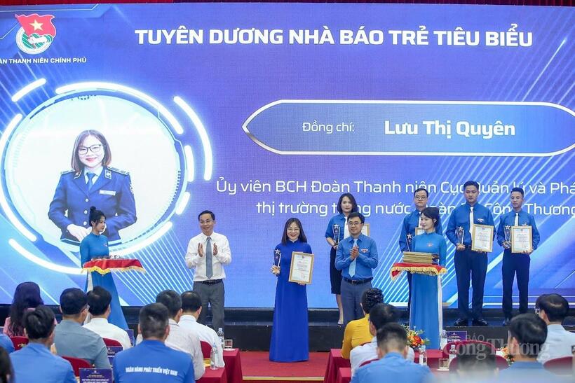 Ủy viên Ban Chấp hành Đoàn Thanh niên Cục Quản lý thị trường trong nước Lưu Thị Quyên được tuyên dương Nhà báo trẻ tiêu biểu năm 2025. Ảnh: Nam Nguyễn