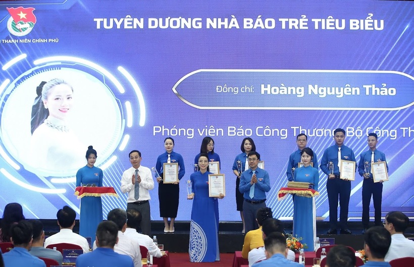 Nhà báo Hoàng Nguyên Thảo - Báo Công Thương được tuyên dương Nhà báo trẻ tiêu biểu năm 2025. Ảnh: Nam Nguyễn
