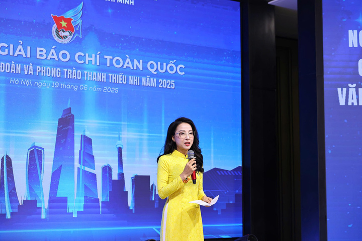 Nhà báo Hoàng Nguyên Thảo - Đại diện nhóm tác giả đoạt giải A của Báo Công Thương chia sẻ tại lễ trao giải - Ảnh: Đăng Hải