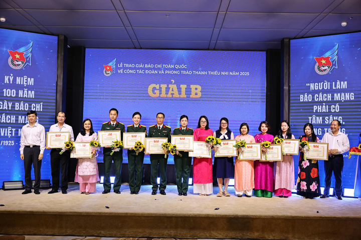 Vụ trưởng Vụ Đoàn thể nhân dân - Ban Tuyên giáo và Dân vận Trung ương Vy Tư Liệu và Bí thư Trung ương Đoàn Nguyễn Minh Triết trao giải cho các tác giả và nhóm tác giả đoạt giải B - Ảnh: Lâm Hải