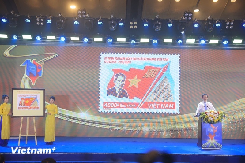 Bộ tem đặc biệt kỷ niệm 100 năm Ngày Báo chí Cách mạng Việt Nam do hoạ sỹ Nguyễn Du - Tổng công ty Bưu điện Việt Nam thiết kế với nội dung chính thể hiện khí thế hừng hực của lớp lớp thế hệ người làm báo. Hình tượng nổi bật chính là cây bút, lá cờ và Bác Hồ (Người sáng lập và rèn luyện Báo chí Cách mạng Việt Nam). Ảnh: TTXVN