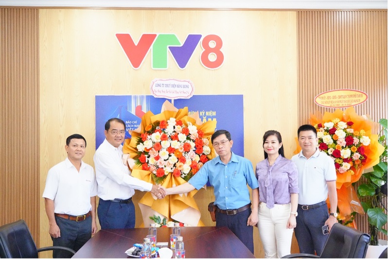 Ông Nguyễn Thành Trung – Bí thư Đảng ủy, Gíam đốc Công ty Thủy điện Sông Bung (thứ hai từ trái sang) tại Kênh truyền hình quốc gia khu vực Miền Trung - Tây Nguyên (VTV8) (Ảnh: Bình An)