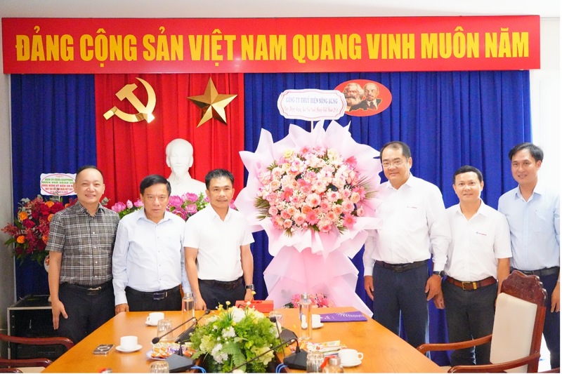 Đoàn Công ty Thủy điện Sông Bung thăm Cơ quan Đại diện Báo Nhân dân tại Miền Trung – Tây Nguyên (Ảnh: Bình An)