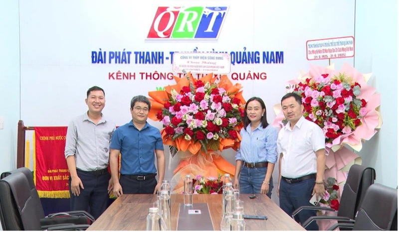 Công ty Thủy điện Sông Bung đến thăm Báo và Đài Phát thanh Truyền hình Quảng Nam (QRT) (Ảnh: Bình An)