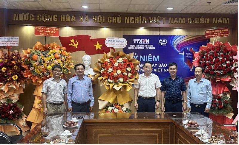 Đoàn Công ty Thủy điện Sông Bung đến thăm Văn phòng Thông tấn xã Việt Nam tại miền Trung và TP. Đà Nẵng (Ảnh: Bình An)