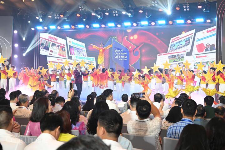 Tiết mục văn nghệ chào mừng Hội báo toàn quốc năm 2025. Ảnh: Cấn Dũng
